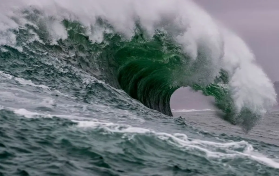 Tsunami Explained | Why does the sea shake when an earthquake occurs? How do big waves arise and tsunamis are formed?